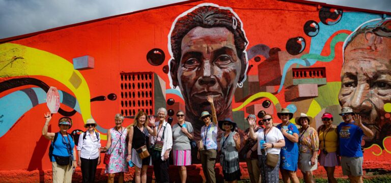 Intrigados en Palenque Los primeros visitantes que exploran en crucero