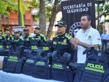 La Policia Bolivar recibe dotacion de chalecos antibalas