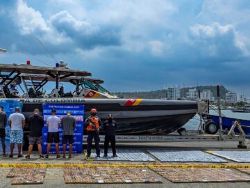 Mas de dos toneladas de cocaina confiscadas en operaciones navales. MAS DE DOS TONELADAS DE COCAINA INCAUTADAS EN EL CARIBE COLOMBIANO 1 scaled e174603088588