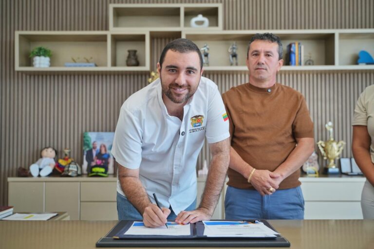 Reciben recursos de la Gobernacion para reconstruir eje vial en