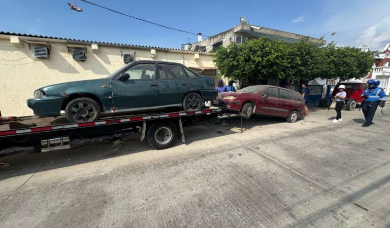 Vehículos abandonados en vía pública son inmovilizados