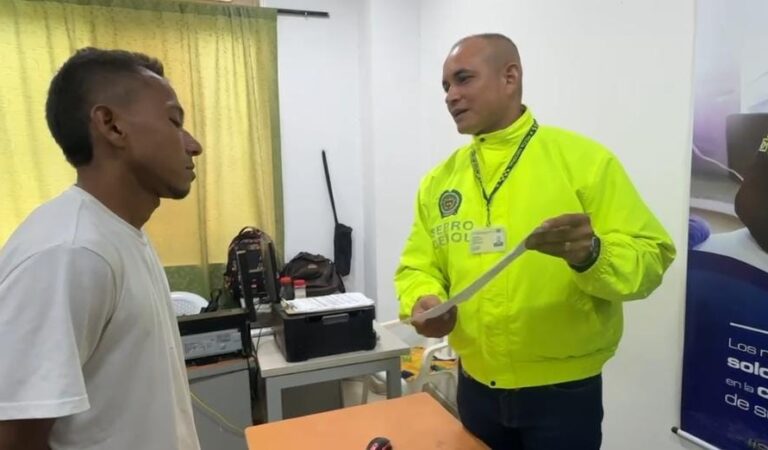 Agredió a su madre y se olvidó del hecho; fue a la estación de policía, le pidieron su cédula y lo arrestaron.