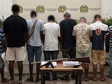 Capturan a 8 personas en taxi Baru con armas de