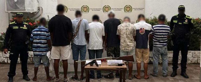 Capturan a 8 personas en taxi Baru con armas de