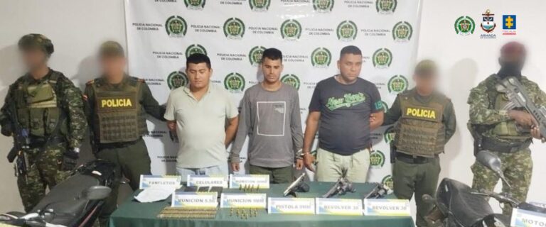 Cinco detenidos por posesion ilegal de armas uno de ellos