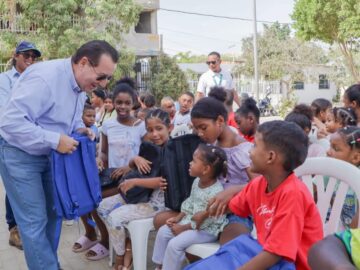 Entrega de kits escolares por Aguas de Cartagena a estudiantes