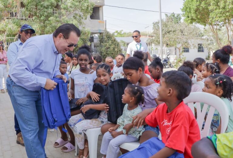 Entrega de kits escolares por Aguas de Cartagena a estudiantes