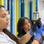 Jovenes de Cartagena convierten plastico en combustible para la navegacion