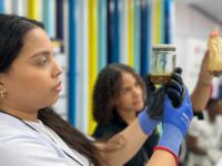 Jovenes de Cartagena convierten plastico en combustible para la navegacion