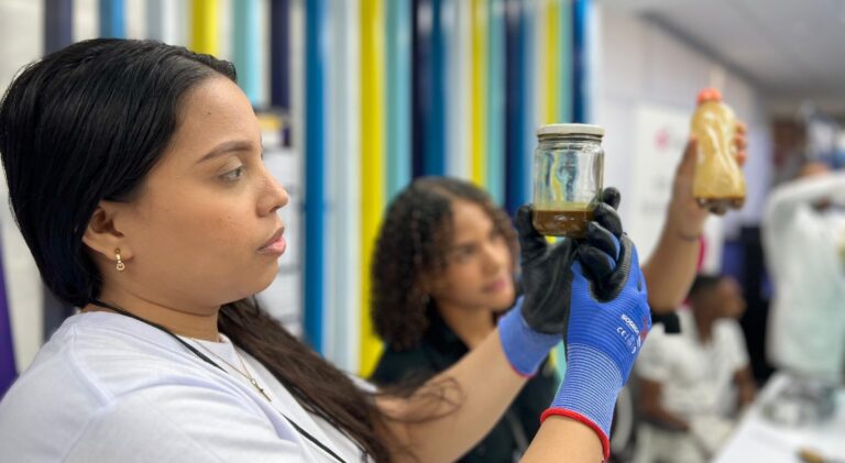 Jovenes de Cartagena convierten plastico en combustible para la navegacion