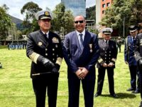 Las Fuerzas Militares otorgan condecoracion al rector de la Universidad