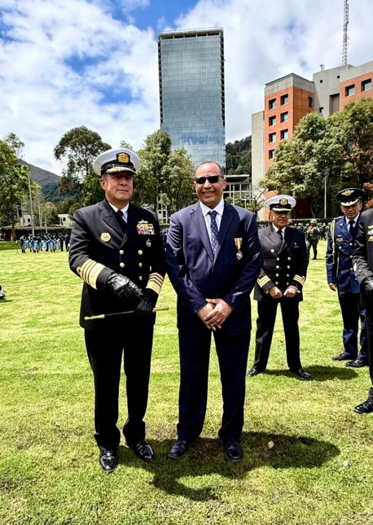 Las Fuerzas Militares otorgan condecoracion al rector de la Universidad