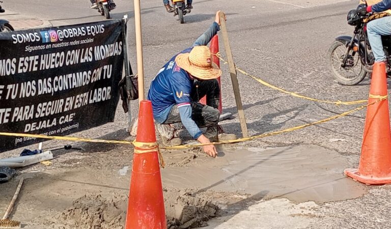 Obras Equis: Emprendimiento de un ‘Tapa Hueco’ que solicita apoyo para reparar calles Obras Equis: Emprendimiento de un ‘Tapa Hueco’ que solicita apoyo para reparar calles