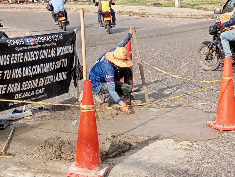 Obras Equis Emprendimiento de un Tapa Hueco que solicita apoyo