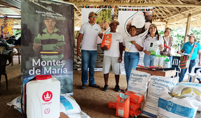 Se proporcionan insumos agrícolas a comunidades campesinas en la Alta Montaña de Montes de María