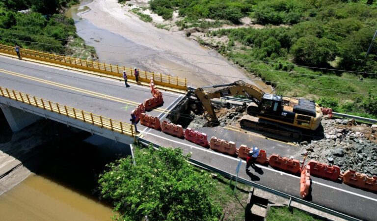 Se trabaja en doble turno para recuperar el tramo afectado en la vía Cartagena – Barranquilla Se trabaja en doble turno para recuperar el tramo afectado en la vía Cartagena – Barranquilla