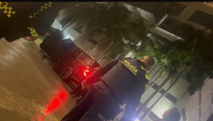 Denuncian al hijo del exalcalde Dionicio Vélez y a otros jóvenes de “Papi y Mami” por disparar balas de goma desde una camioneta contra transeúntes. Denuncian al hijo del exalcalde Dionicio Vélez y a otros jóvenes de “Papi y Mami” por disparar balas de goma desde una camioneta contra transeúntes.