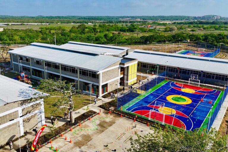 El alcalde Dumek Turbay anuncia becas universitarias y energia solar