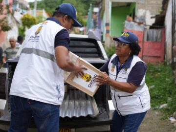 Entrega de ayudas humanitarias a damnificados en 36 barrios por