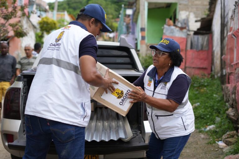 Entrega de ayudas humanitarias a damnificados en 36 barrios por