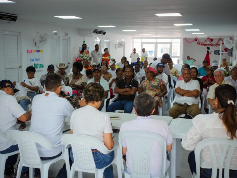 Administracion y comunidad evaluan el progreso de los proyectos en