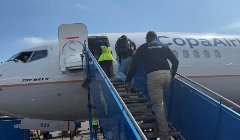 Ejecutan la expulsión de un norteamericano que protagonizó actos violentos en el aeropuerto de Cartagena