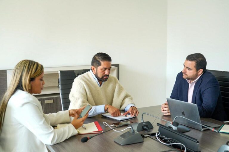 El Gobernador Arana impulsa iniciativas para La Mojana y el