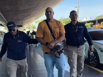 Expulsan a estadounidense involucrado en actos violentos en el aeropuerto