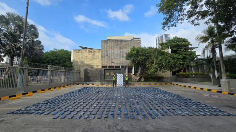 1756206026 Autoridades policiales confiscan cargamento de estupefacientes en el puerto de
