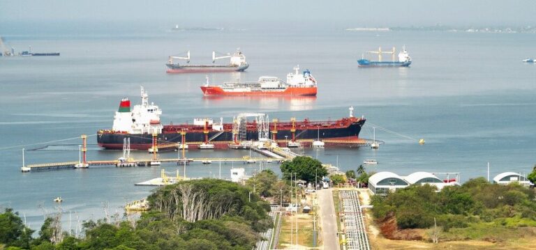 1756323025 Refineria de Cartagena logra carga historica de combustibles en un