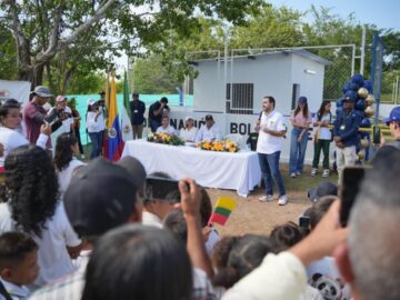 El gobernador Arana inaugura el sistema de alcantarillado en el