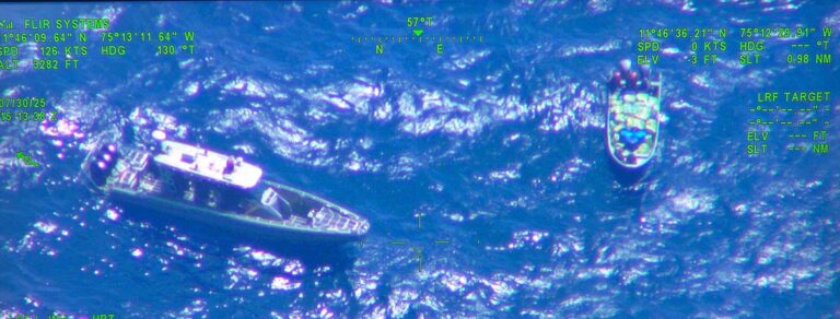 Intervenida embarcacion con mas de 700 kilos de cocaina y. INTERCEPTADA GO FAST CON MAS DE 700 KILOGRAMOS DE ESTUPEFACIENTES EN EL CARIBE COLOMBIANO