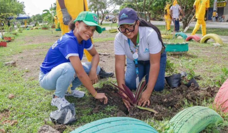 Jóvenes de la zona suroriental participan en una jornada ecológica en Cartagena