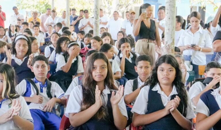 La Institución Educativa Héctor Manuel Vides Ballesteros de Regidor se transformará en un Megacolegio, anuncia el Gobernador de Bolívar.