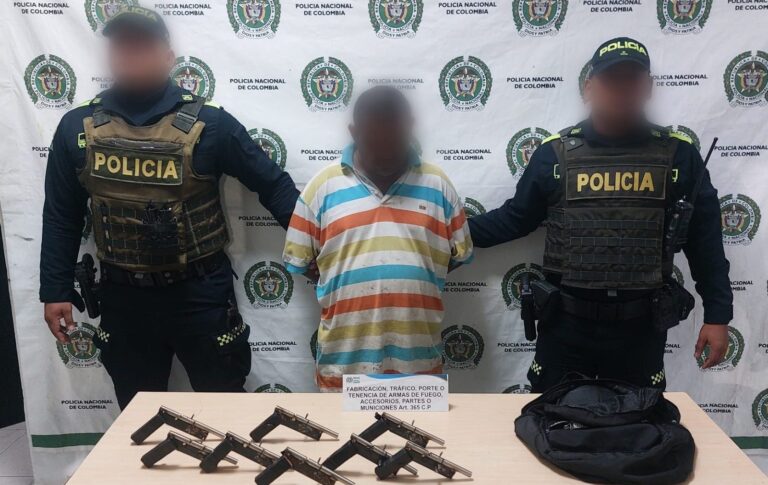 Lo detienen con ocho armas de fuego en una mochila