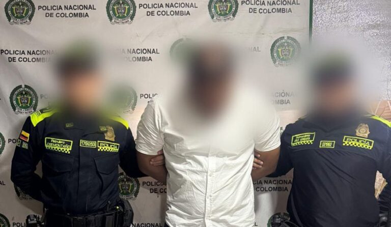 Abogado intenta satisfacer a su cliente al intentar introducir drogas