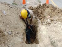 Descubren conexion ilicita de agua potable en una obra en
