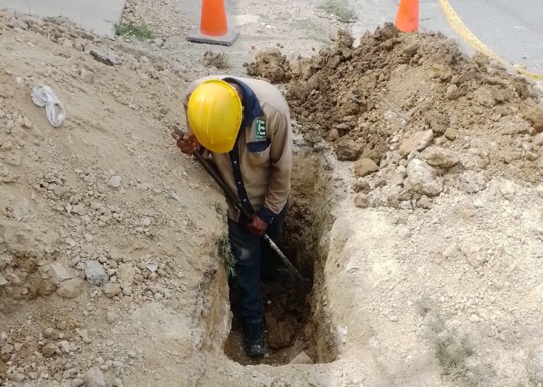 Descubren conexion ilicita de agua potable en una obra en