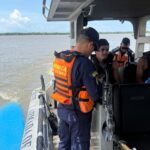 Dos personas son rescatadas tras un naufragio en el rio