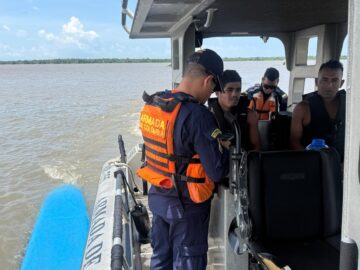 Dos personas son rescatadas tras un naufragio en el rio