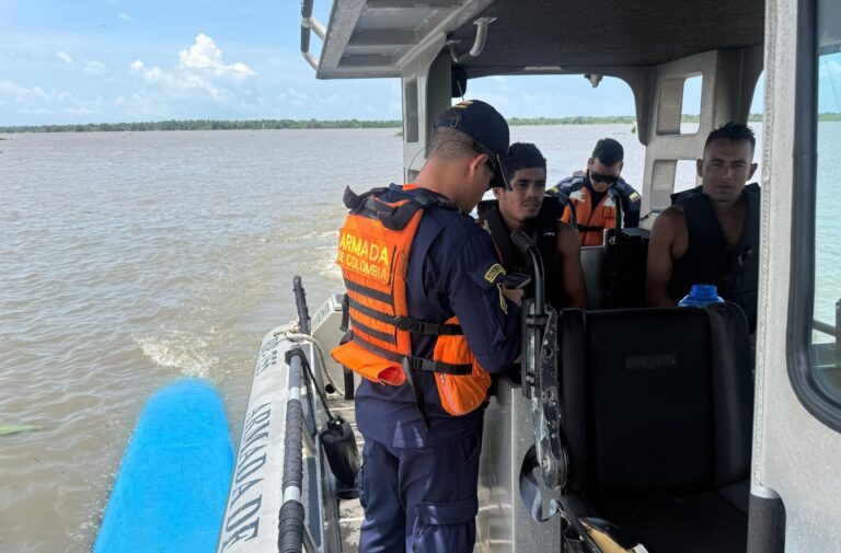 Dos personas son rescatadas tras un naufragio en el rio