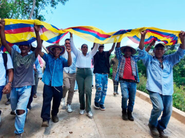 Renovacion del Territorio entrega placa huella y alcantarilla en la