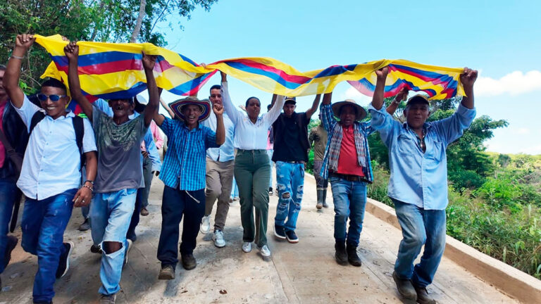 Renovacion del Territorio entrega placa huella y alcantarilla en la