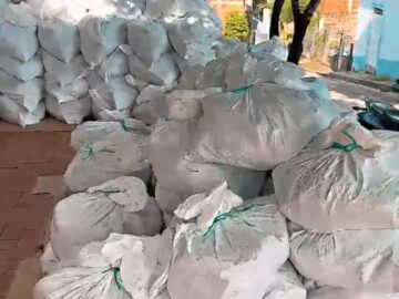 Se entregan ayudas humanitarias a familias desplazadas en Arenal del