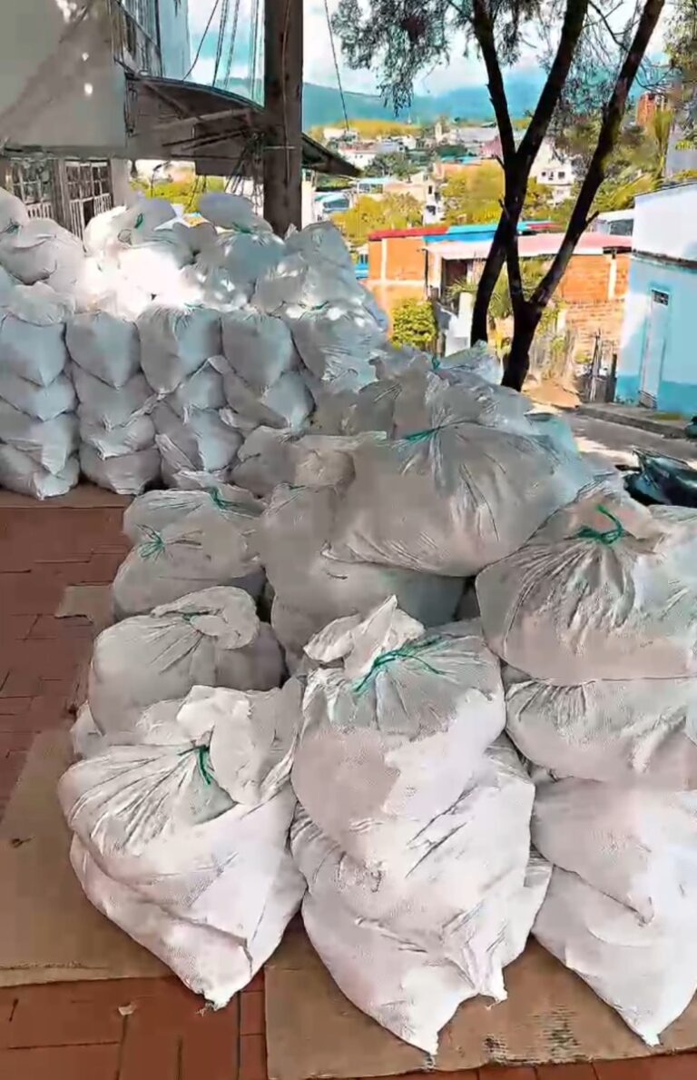 Se entregan ayudas humanitarias a familias desplazadas en Arenal del