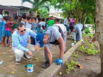 Gracias al apoyo de Aguas de Cartagena ninos en La