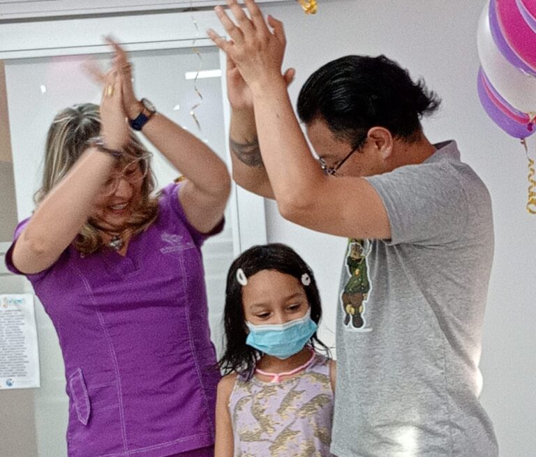 Pelucas oncologicas de Ecuador alegraron a ninos de la Fundacion