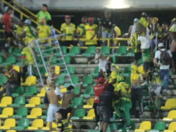 1763043938 Vandalos destrozaron 300 sillas y causaron danos en 7 buses