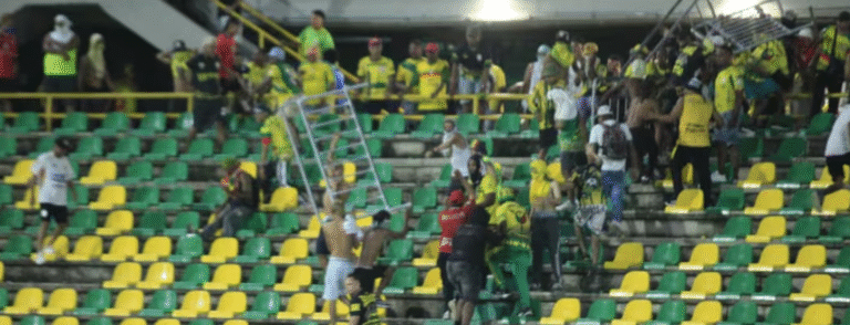 1763043938 Vandalos destrozaron 300 sillas y causaron danos en 7 buses