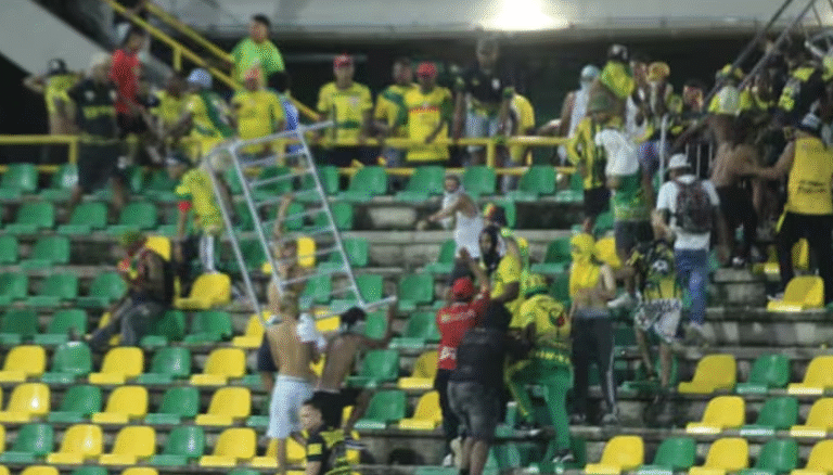 Vándalos destrozaron 300 sillas y causaron daños en 7 buses de Transcaribe tras el partido Real Cartagena vs. Real Cundinamarca.